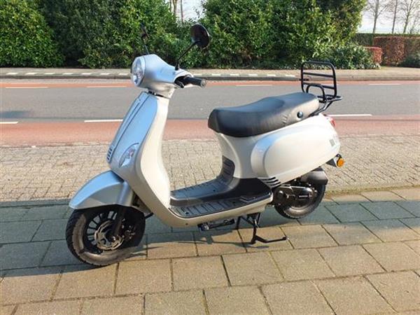 Grote foto turbho rl 50 nieuw 25 en 45 km fietsen en brommers scooters