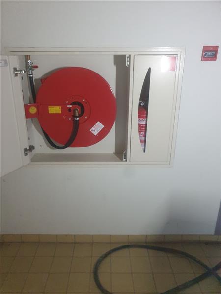 Grote foto brandslang haspel in ijzerenkast doe het zelf en verbouw haspels