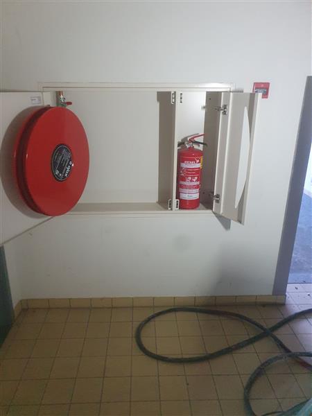 Grote foto brandslang haspel in ijzerenkast doe het zelf en verbouw haspels