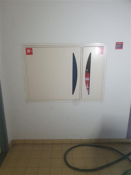 Grote foto brandslang haspel in ijzerenkast doe het zelf en verbouw haspels