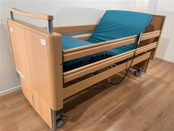 Grote foto stiegelmeyer 66 elektrisch hoog laag laag thuiszorg bed diversen verpleegmiddelen en hulpmiddelen