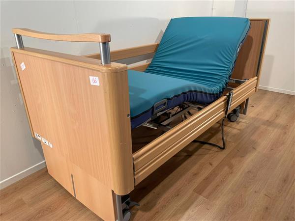 Grote foto stiegelmeyer 66 elektrisch hoog laag laag thuiszorg bed diversen verpleegmiddelen en hulpmiddelen