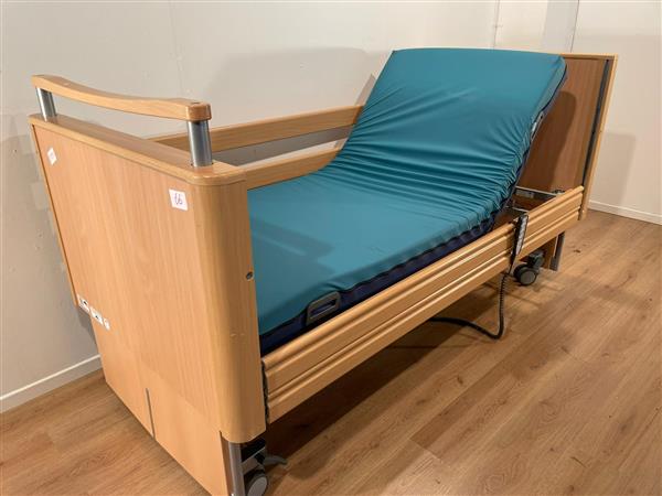 Grote foto stiegelmeyer 66 elektrisch hoog laag laag thuiszorg bed diversen verpleegmiddelen en hulpmiddelen