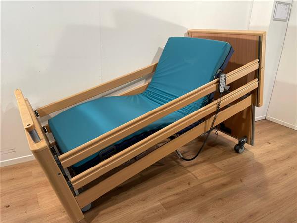 Grote foto stiegelmeyer 66 elektrisch hoog laag laag thuiszorg bed diversen verpleegmiddelen en hulpmiddelen