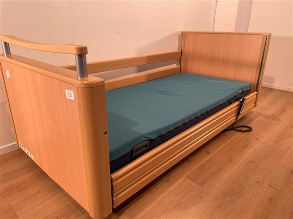 Grote foto stiegelmeyer 66 elektrisch hoog laag laag thuiszorg bed diversen verpleegmiddelen en hulpmiddelen