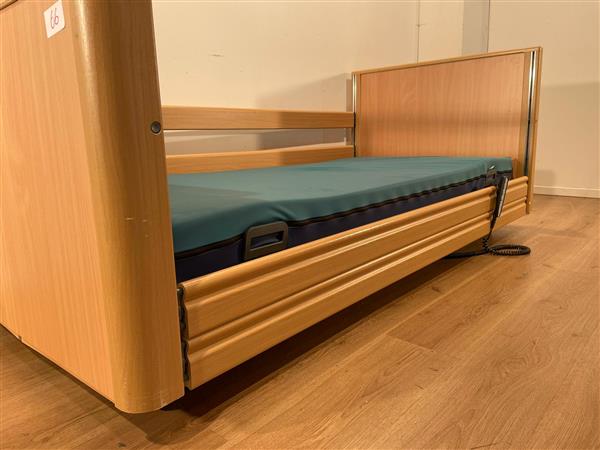 Grote foto stiegelmeyer 66 elektrisch hoog laag laag thuiszorg bed diversen verpleegmiddelen en hulpmiddelen