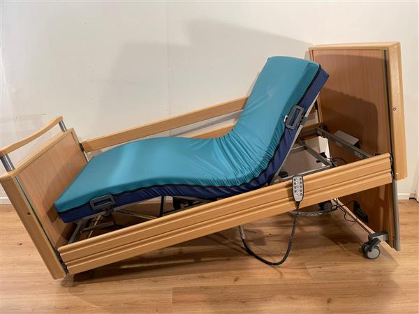Grote foto stiegelmeyer 66 elektrisch hoog laag laag thuiszorg bed diversen verpleegmiddelen en hulpmiddelen
