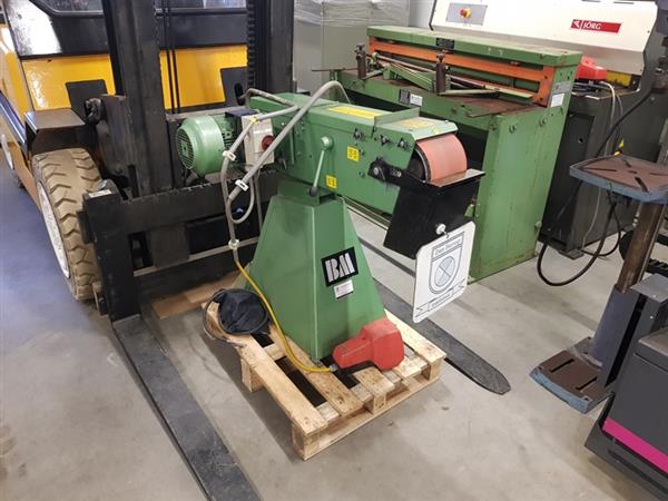 Grote foto bandschuurmachine 150x2000mm voetpedaal geschakeld bandbreedte 150mm doe het zelf en verbouw schuurmachines