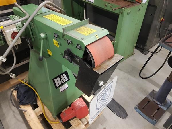 Grote foto bandschuurmachine 150x2000mm voetpedaal geschakeld bandbreedte 150mm doe het zelf en verbouw schuurmachines