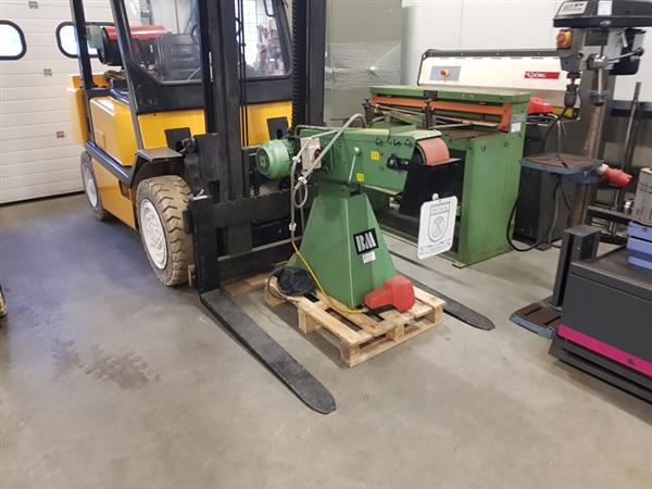 Grote foto bandschuurmachine 150x2000mm voetpedaal geschakeld bandbreedte 150mm doe het zelf en verbouw schuurmachines