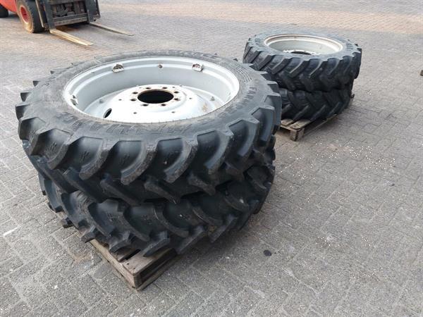 Grote foto set wielen 340 85 r38 280 85 r28 case tractor agrarisch wielen