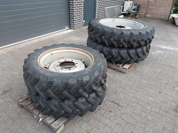 Grote foto set wielen 340 85 r38 280 85 r28 case tractor agrarisch wielen