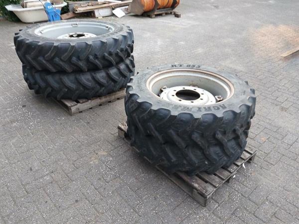 Grote foto set wielen 340 85 r38 280 85 r28 case tractor agrarisch wielen