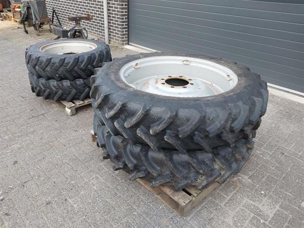Grote foto set wielen 340 85 r38 280 85 r28 case tractor agrarisch wielen