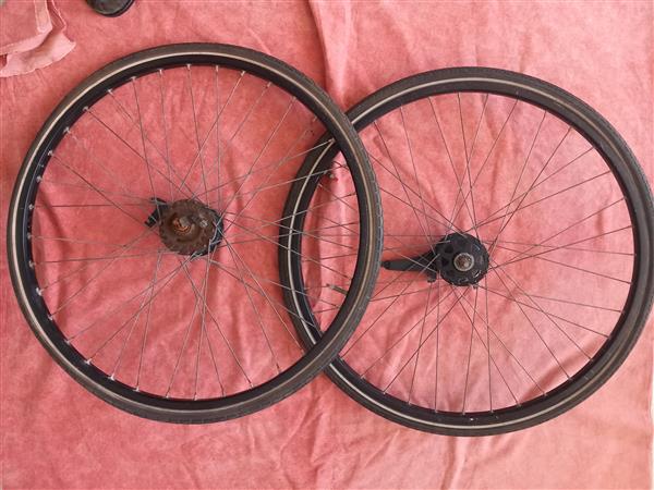 Grote foto 28 inch voor en achterwiel zwart met banden. fietsen en brommers onderdelen