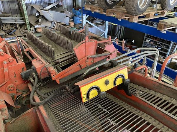 Grote foto grimme aardappelrooier agrarisch aardappelpootmachines
