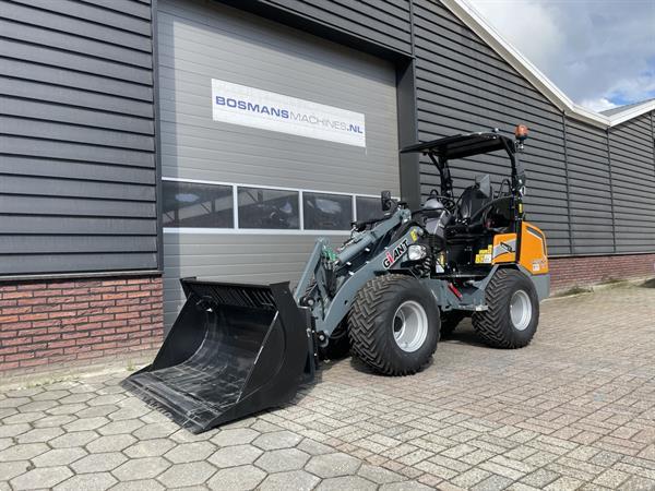 Grote foto giant g2700 x tra hd minishovel bj 2022 10 uur agrarisch shovels