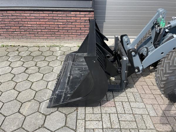 Grote foto giant g2700 x tra hd minishovel bj 2022 10 uur agrarisch shovels