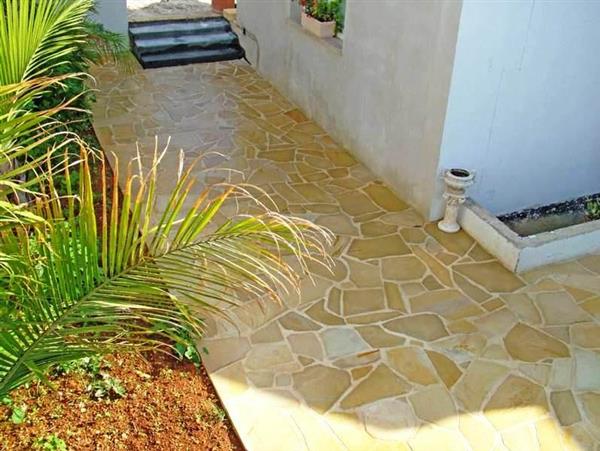 Grote foto natuurlijke uitstraling terras flagstones solnhofer tuin en terras tegels en terrasdelen