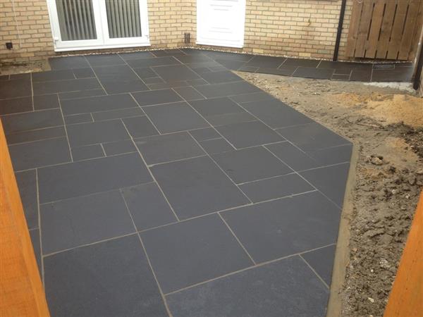 Grote foto mustang leisteen black slate tuintegels groot wildverband tuin en terras tegels en terrasdelen