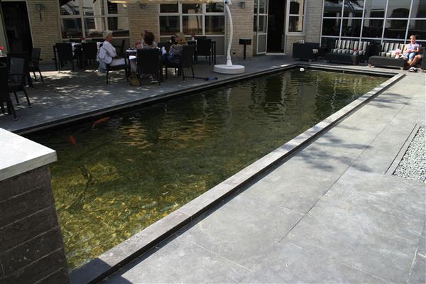 Grote foto mustang leisteen black slate tuintegels groot wildverband tuin en terras tegels en terrasdelen