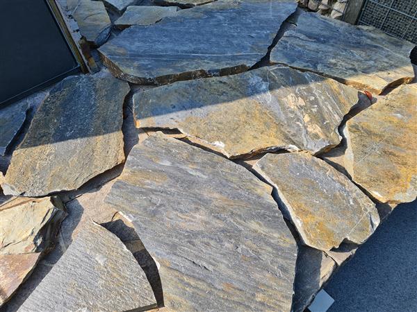 Grote foto prachtige flagstones kavala grey voor pad terras en tuin tuin en terras tegels en terrasdelen