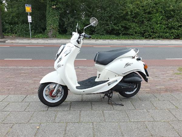 Grote foto sym mio wit 25km fietsen en brommers scooters