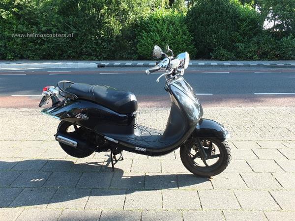 Grote foto sym allo 25km zwart fietsen en brommers scooters