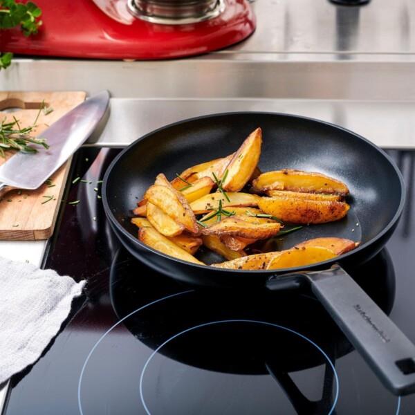 Grote foto kitchenaid classic forged aluminium koekenpan 24cm zwart inductie anti aanbak lichte krasje huis en inrichting kookgerei