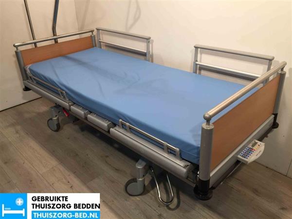 Grote foto hooglaagbed zorgbed thuiszorgbed nachtkastje diversen verpleegmiddelen en hulpmiddelen