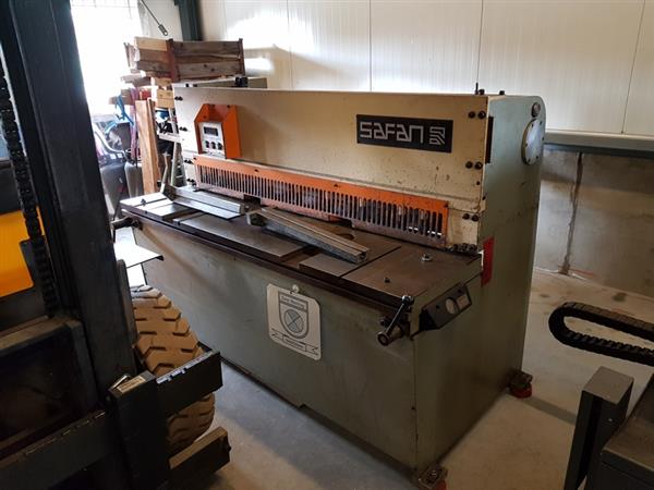 Grote foto safan 1550x4mm knipschaar knipbank guillotineschaar plaatschaar knippen van plaatwerk doe het zelf en verbouw gereedschappen en machines