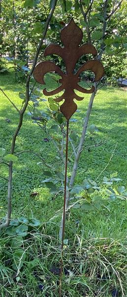 Grote foto tuinsteker franse lelie roestkleurig metaal 109 cm. sf223 tuin en terras tuindecoratie