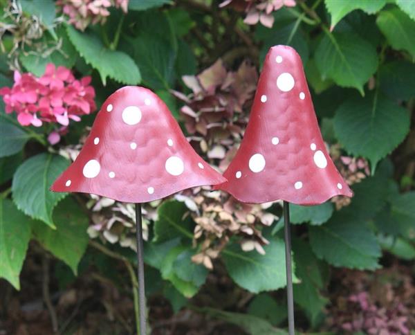 Grote foto tuinsteker paddenstoel metaal set van 2 rood wit tuin en terras tuindecoratie