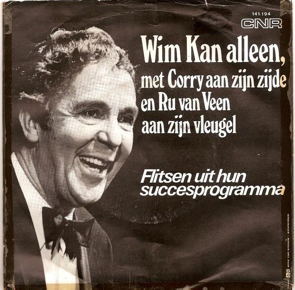 Grote foto wim kan wim kan alleen met corry aan zijn zijde en ru van veen aan zijn vleugel flitsen uit hun muziek en instrumenten platen elpees singles