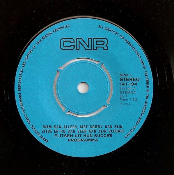 Grote foto wim kan wim kan alleen met corry aan zijn zijde en ru van veen aan zijn vleugel flitsen uit hun muziek en instrumenten platen elpees singles
