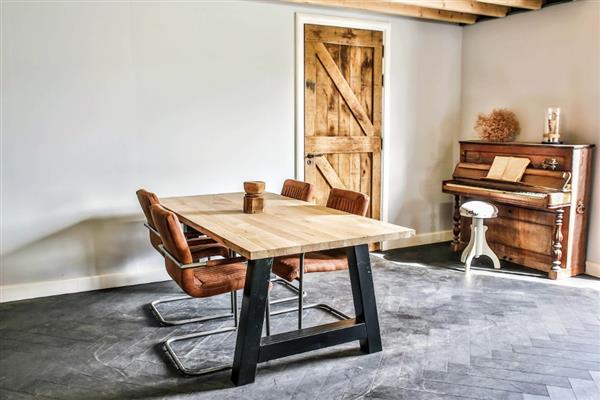 Grote foto sfeervolle echte eiken massieve kloostertafel huis en inrichting eettafels