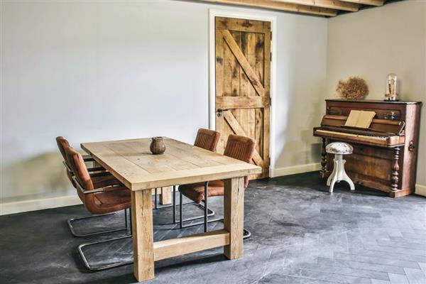 Grote foto sfeervolle authentieke eiken kloostertafel op op huis en inrichting eettafels