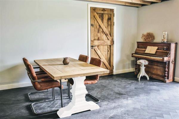 Grote foto sfeervolle unieke eiken kloostertafel op op huis en inrichting eettafels