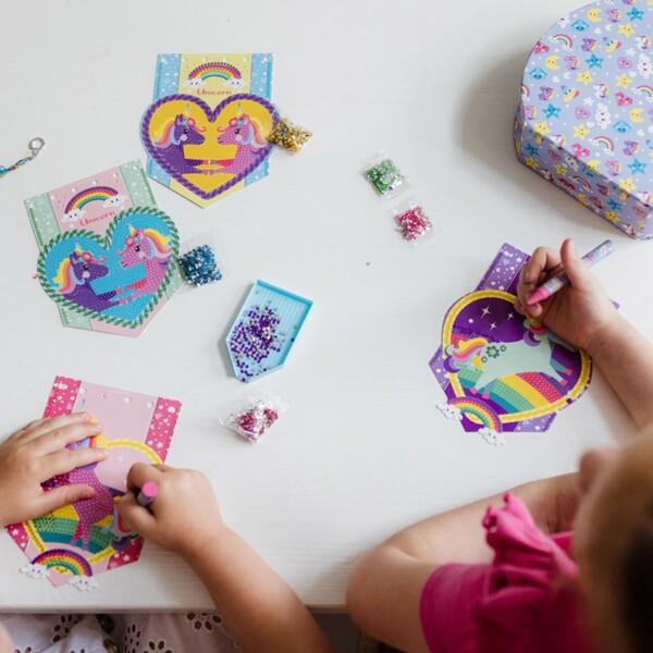 Grote foto totum unicorn knutselkoffer 2 in 1 regenboog armbandjes maken diamond painting knutselen sierade kinderen en baby overige