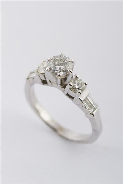 Grote foto wit gouden ring met briljanten en diamanten kleding dames sieraden