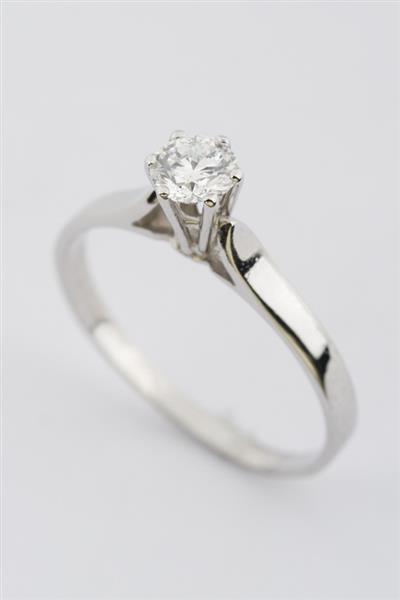 Grote foto wit gouden solitair ring met briljant 0.63 ct. kleding dames sieraden
