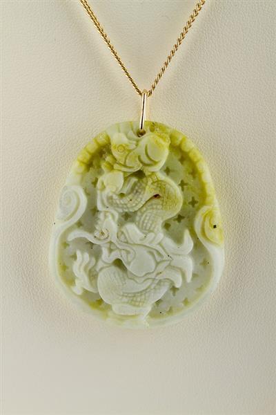 Grote foto jade hanger aan gouden collier kleding dames sieraden