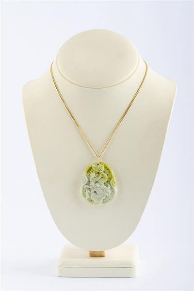 Grote foto jade hanger aan gouden collier kleding dames sieraden