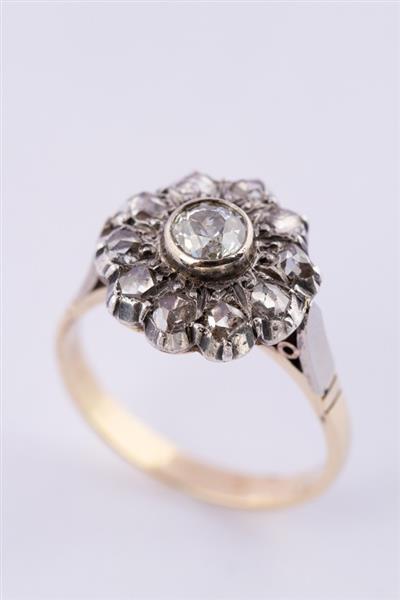 Grote foto gouden entourage ring met een oud geslepen briljant en roos geslepen diamanten. kleding dames sieraden