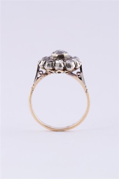 Grote foto gouden entourage ring met een oud geslepen briljant en roos geslepen diamanten. kleding dames sieraden