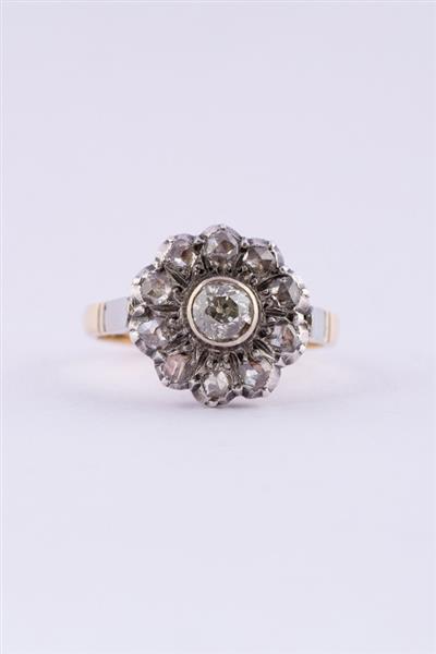 Grote foto gouden entourage ring met een oud geslepen briljant en roos geslepen diamanten. kleding dames sieraden
