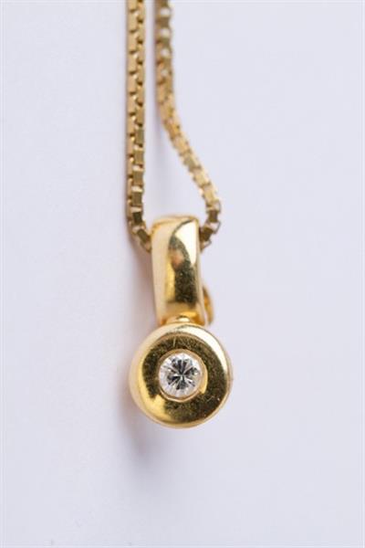 Grote foto gouden clip hanger met briljant aan gouden collier kleding dames sieraden