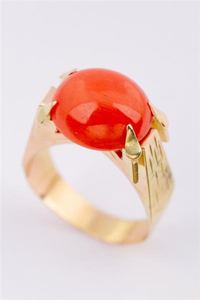 Grote foto gouden ring met een cabochon geslepen bloedkoraal kleding dames sieraden