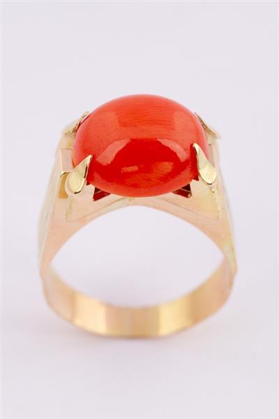 Grote foto gouden ring met een cabochon geslepen bloedkoraal kleding dames sieraden