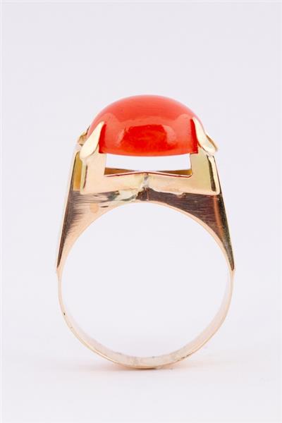 Grote foto gouden ring met een cabochon geslepen bloedkoraal kleding dames sieraden